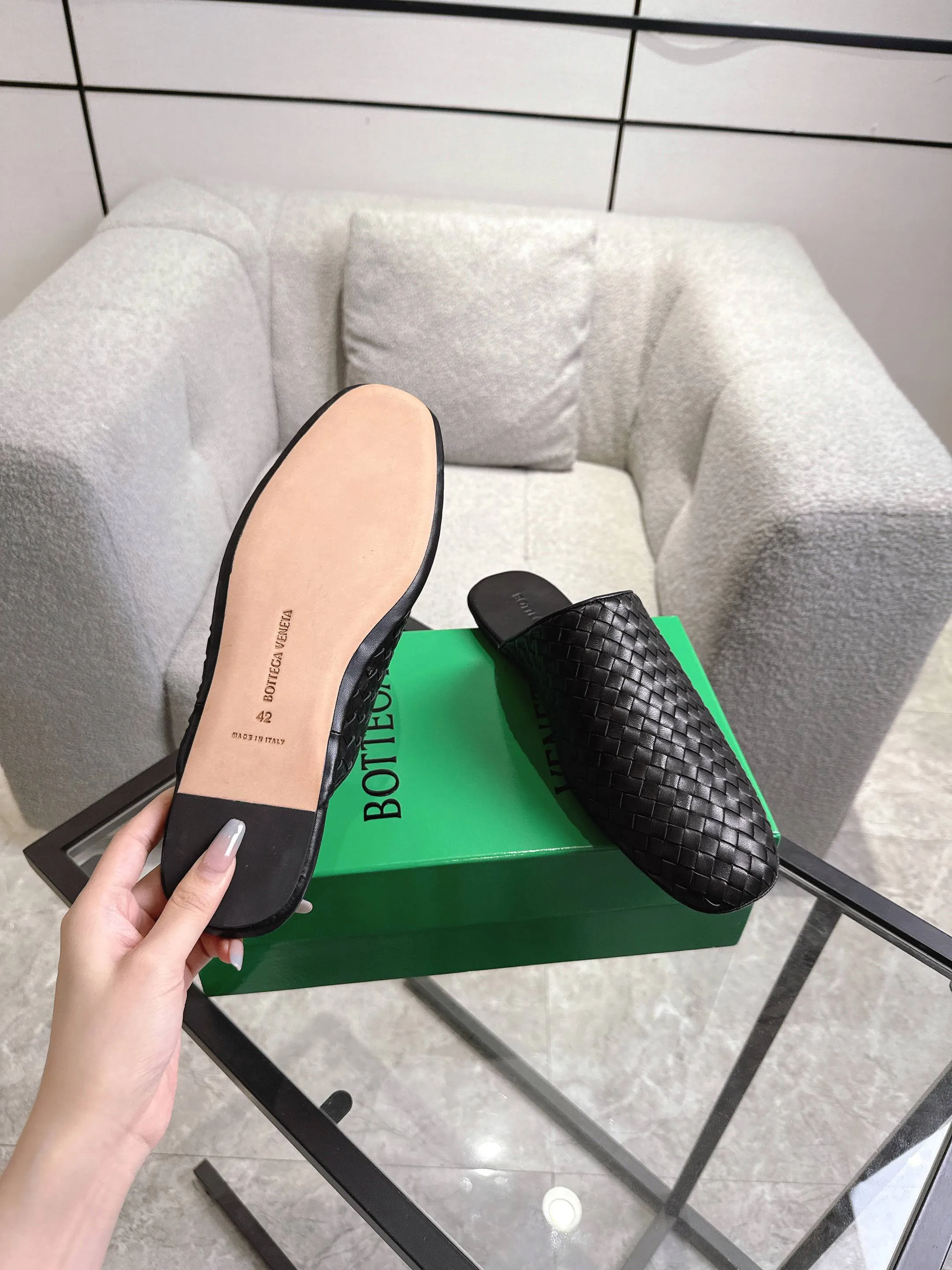 [BV] Top P: 720💰Size for couples: 35-44 (40.41 for women, 38 for men, 45.46.47, custom-made and non-returnable) Bottega Veneta 2025 Autumn counter synchronized genuine leather outsole classic woven half-drag couple model Bottega Veneta square-toe flat shoes, imported mixed sheepskin, imported sheep! Leather outsole! [Rose][Rose]! Purely hand-woven and operated, the original board is reproduced one-to-one! quality assurance!